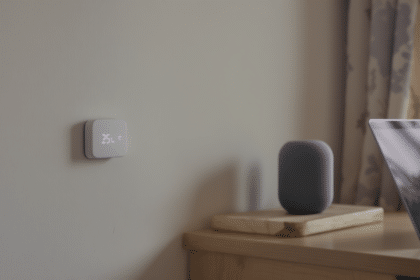 découvrez comment intégrer la technologie tout en préservant l'harmonie visuelle de vos espaces grâce à des solutions esthétiques et innovantes.