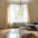 d&eacute;couvrez comment moderniser un int&eacute;rieur ancien tout en pr&eacute;servant son charme et son authenticit&eacute; gr&acirc;ce &agrave; des astuces d&eacute;coratives et des r&eacute;novations adapt&eacute;es.