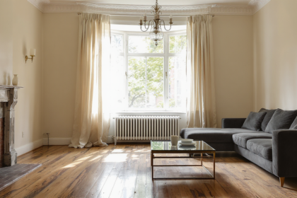 découvrez comment moderniser un intérieur ancien tout en préservant son charme et son authenticité grâce à des astuces décoratives et des rénovations adaptées.