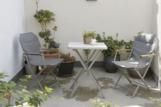 d&eacute;couvrez comment am&eacute;nager une petite terrasse de mani&egrave;re fonctionnelle en optimisant l'espace avec des astuces pratiques et un mobilier adapt&eacute; pour un ext&eacute;rieur agr&eacute;able et convivial.
