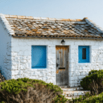 d&eacute;couvrez une villa refuge au portugal, con&ccedil;ue avec le charme authentique des cabanes de p&ecirc;cheurs, alliant confort moderne et atmosph&egrave;re traditionnelle en bord de mer.