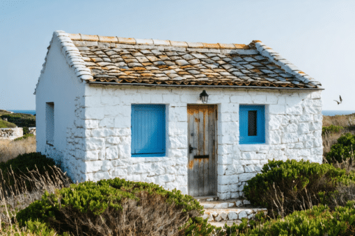 découvrez une villa refuge au portugal, conçue avec le charme authentique des cabanes de pêcheurs, alliant confort moderne et atmosphère traditionnelle en bord de mer.