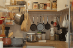 d&eacute;couvrez des astuces pratiques pour optimiser les rangements dans une petite cuisine et gagner de l'espace tout en gardant un int&eacute;rieur ordonn&eacute; et fonctionnel.