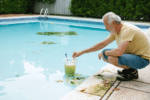 pH trop bas piscine : les causes de l'acidité de l'eau et les techniques de correction