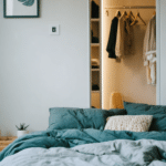 d&eacute;couvrez des astuces ing&eacute;nieuses et une d&eacute;co styl&eacute;e pour camoufler &eacute;l&eacute;gamment votre lit dans un studio, optimisant ainsi l'espace tout en apportant charme et fonctionnalit&eacute; &agrave; votre int&eacute;rieur.