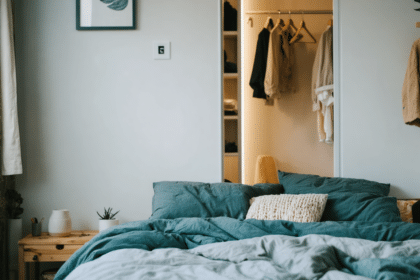 découvrez des astuces ingénieuses et une déco stylée pour camoufler élégamment votre lit dans un studio, optimisant ainsi l'espace tout en apportant charme et fonctionnalité à votre intérieur.