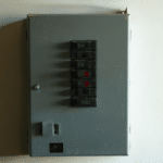 d&eacute;couvrez comment diagnostiquer un disjoncteur qui saute sans appareil branch&eacute;, en identifiant les fuites de courant et les courts-circuits pour assurer la s&eacute;curit&eacute; de votre installation &eacute;lectrique.