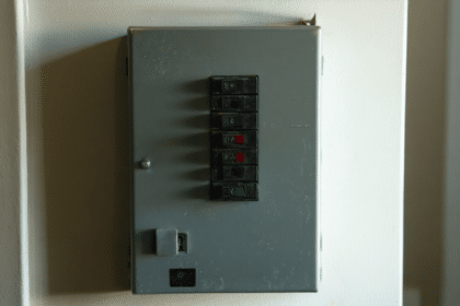 découvrez comment diagnostiquer un disjoncteur qui saute sans appareil branché, en identifiant les fuites de courant et les courts-circuits pour assurer la sécurité de votre installation électrique.