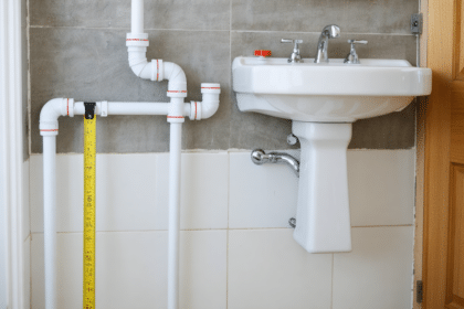 découvrez les normes essentielles pour la hauteur d'évacuation d'un lavabo et assurez une installation plomberie sanitaire conforme et efficace.