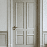 d&eacute;couvrez comment peindre une porte int&eacute;rieure avec succ&egrave;s gr&acirc;ce &agrave; nos conseils sur les &eacute;tapes de pr&eacute;paration essentielles et le choix de la finition adapt&eacute;e pour un r&eacute;sultat durable et esth&eacute;tique.