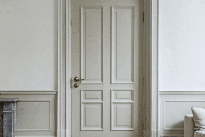découvrez comment peindre une porte intérieure avec succès grâce à nos conseils sur les étapes de préparation essentielles et le choix de la finition adaptée pour un résultat durable et esthétique.