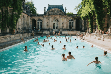 découvrez le top 10 des piscines incontournables à paris pour profiter d'une baignade élégante dans des lieux alliant design, confort et ambiance unique.