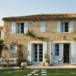 d&eacute;couvrez une maison de famille dans le sud de la france qui r&eacute;invente avec &eacute;l&eacute;gance le style traditionnel des bastides, alliant charme authentique et modernit&eacute;.