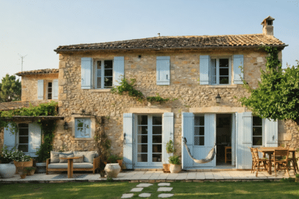 découvrez une maison de famille dans le sud de la france qui réinvente avec élégance le style traditionnel des bastides, alliant charme authentique et modernité.