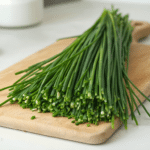 d&eacute;couvrez la ciboulette, une herbe aromatique qui enchante &agrave; la fois la vue et le go&ucirc;t, id&eacute;ale pour sublimer vos plats avec fra&icirc;cheur et couleur.