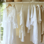 d&eacute;couvrez le top 10 des pi&egrave;ces cottagecore en broderie anglaise et tissus ajour&eacute;s, parfaites pour un &eacute;t&eacute; raffin&eacute; alliant &eacute;l&eacute;gance et douceur.