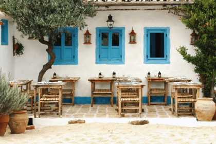 découvrez les meilleures astuces déco outdoor inspirées d'une plage-restaurant d'andalousie pour créer une ambiance conviviale et naturelle dans votre espace extérieur.
