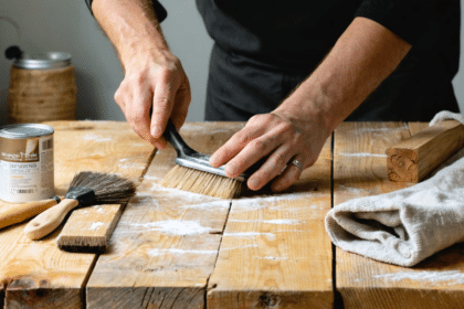 découvrez nos astuces simples et efficaces pour redonner un coup de jeune à votre table en bois et lui retrouver tout son éclat.
