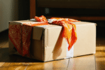 transformez votre boîte en carton ikea en une décoration originale et unique grâce à un bandana. donnez-lui une seconde vie créative et écologique !