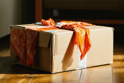 transformez votre boîte en carton ikea en une décoration originale et unique grâce à un bandana. donnez-lui une seconde vie créative et écologique !