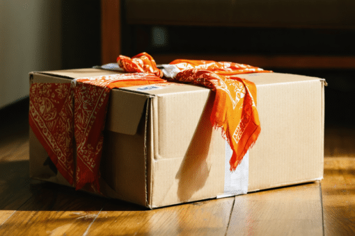 transformez votre boîte en carton ikea en une décoration originale et unique grâce à un bandana. donnez-lui une seconde vie créative et écologique !