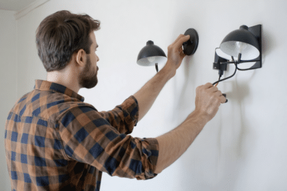découvrez comment installer vos appliques murales en seulement 5 minutes, sans besoin d'électricité ni de travaux compliqués, pour un éclairage rapide et facile.