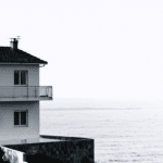 d&eacute;couvrez une maison monochrome &eacute;l&eacute;gante avec un toit-terrasse exceptionnel offrant une vue panoramique imprenable sur la mer, alliant design moderne et cadre naturel.