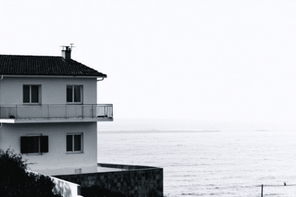 découvrez une maison monochrome élégante avec un toit-terrasse exceptionnel offrant une vue panoramique imprenable sur la mer, alliant design moderne et cadre naturel.