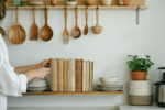 d&eacute;couvrez comment transformer un ustensile de cuisine ikea en une &eacute;tag&egrave;re &agrave; livres ing&eacute;nieuse et pratique gr&acirc;ce &agrave; cette astuce cr&eacute;ative et facile &agrave; r&eacute;aliser.
