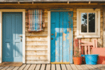 d&eacute;couvrez au cap ferret une cabane vintage des ann&eacute;es 50 r&eacute;nov&eacute;e avec charme, m&ecirc;lant l'&eacute;clat naturel du bois &agrave; des touches color&eacute;es pour une atmosph&egrave;re chaleureuse et authentique.