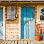 d&eacute;couvrez au cap ferret une cabane vintage des ann&eacute;es 50 r&eacute;nov&eacute;e avec charme, m&ecirc;lant l'&eacute;clat naturel du bois &agrave; des touches color&eacute;es pour une atmosph&egrave;re chaleureuse et authentique.