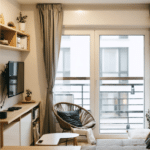 découvrez ce studio de 23 m² en location, où mini-terrasse et rangements discrets optimisent l’espace et rendent chaque recoin fonctionnel.