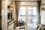 Dans ce 23 m² en location, une mini-terrasse et des rangements discrets optimisent chaque recoin