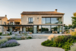 d&eacute;couvrez comment une bastide traditionnelle se transforme en une maison de campagne contemporaine, alliant charme historique et design moderne pour un confort optimal.