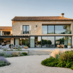 d&eacute;couvrez comment une bastide traditionnelle se transforme en une maison de campagne contemporaine, alliant charme historique et design moderne pour un confort optimal.
