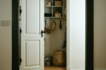astuces ingénieuses pour transformer l’espace derrière une porte en un coin pratique