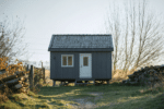 avec seulement 21 m² et une silhouette presque invisible, cette cabane repense l’habitat et prouve qu’un petit espace peut changer notre façon de vivre.