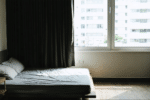 dans cet appartement de 55 m&sup2;, un coin nuit intime prend forme sans cloisonner l&rsquo;espace : une astuce d&rsquo;am&eacute;nagement lumineuse et bien pens&eacute;e.