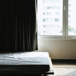 dans cet appartement de 55 m², un coin nuit intime prend forme sans cloisonner l’espace : une astuce d’aménagement lumineuse et bien pensée.