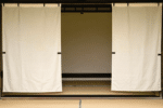 d&eacute;couvrez le noren, ce rideau japonais traditionnel qui remplace les portes avec &eacute;l&eacute;gance et apporte une touche authentique &agrave; votre int&eacute;rieur.