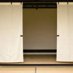 d&eacute;couvrez le noren, ce rideau japonais traditionnel qui remplace les portes avec &eacute;l&eacute;gance et apporte une touche authentique &agrave; votre int&eacute;rieur.