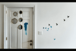 transformez une porte ordinaire en &eacute;l&eacute;ment d&eacute;co original avec trois petits miroirs et quelques coups de pinceau.
