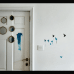 transformez une porte ordinaire en &eacute;l&eacute;ment d&eacute;co original avec trois petits miroirs et quelques coups de pinceau.